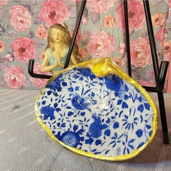 DECOUPAGE CLAM SHELL DECOUPAGE BLUE FLOWERS 💐 ON A CLAM SHELL TRINKET DISH - Picture 3 of 10
